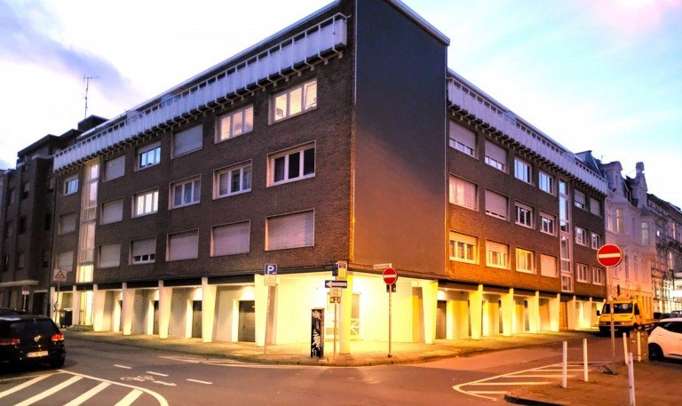 Beleuchtete Au�enansicht M�nchengladbach Etagenwohnung Schicke 2,5 Zimmer mit gro�er K�che und Parkett