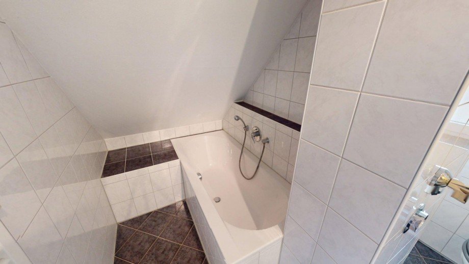Tageslichtbad mit Wanne und separte Dusche Maisonettewohnung Grevenbroich