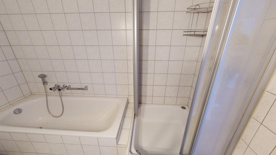 Badezimmer mit Dusche und Wanne Wohnung M�nchengladbach