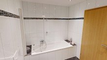 Badezimmer Gro�z�gige Erdgeschosswohnung mit Badewanne
