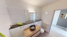 Modernes Duschbad Ger�umiges modernes Apparment mit Balkon und Einbauk�che