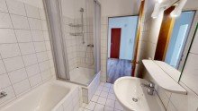 Badezimmer mit Dusche und Wanne Helle 3 Zimmer mit G-WC und gro�em Keller