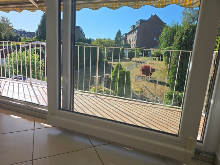 Hauptbild: Helles und gro�z�gges Wohn-Esszimmer mit gr�nem Blick