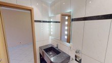 Badezimmer Sch�nes Appartement mit Balkon