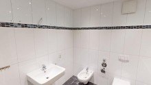 Badezimmer Gro�z�gige Erdgeschosswohnung mit Badewanne