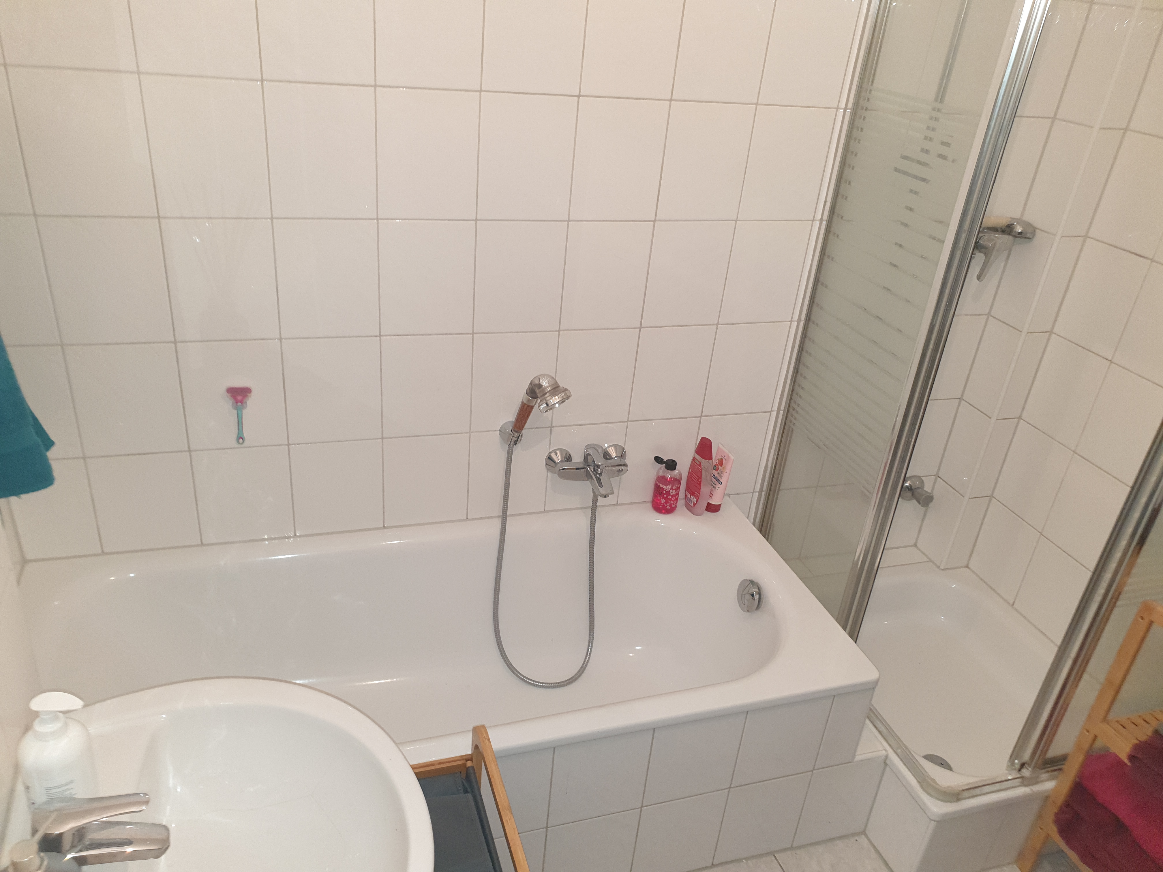 Foto - Badezimmer mit Dusche und Wanne