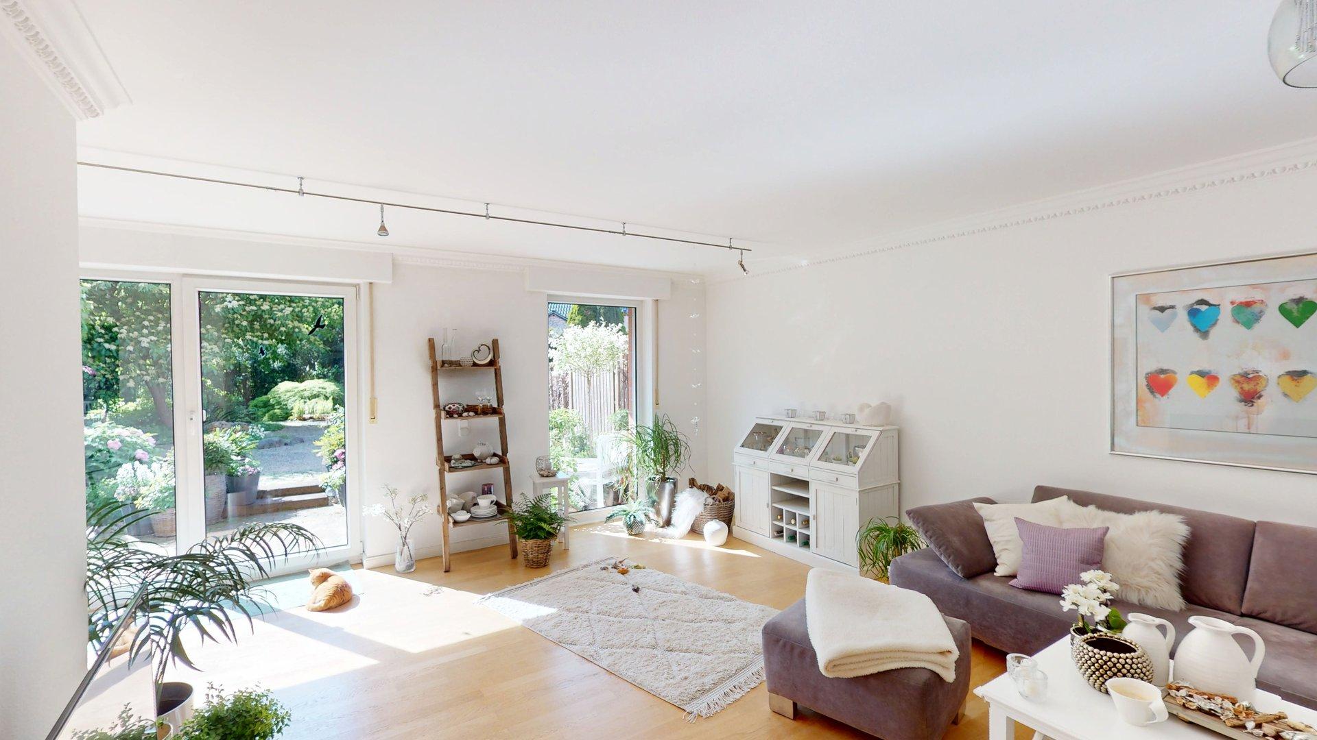 Foto - Heller Wohnbereich mit Blick in den herrlichen Garten